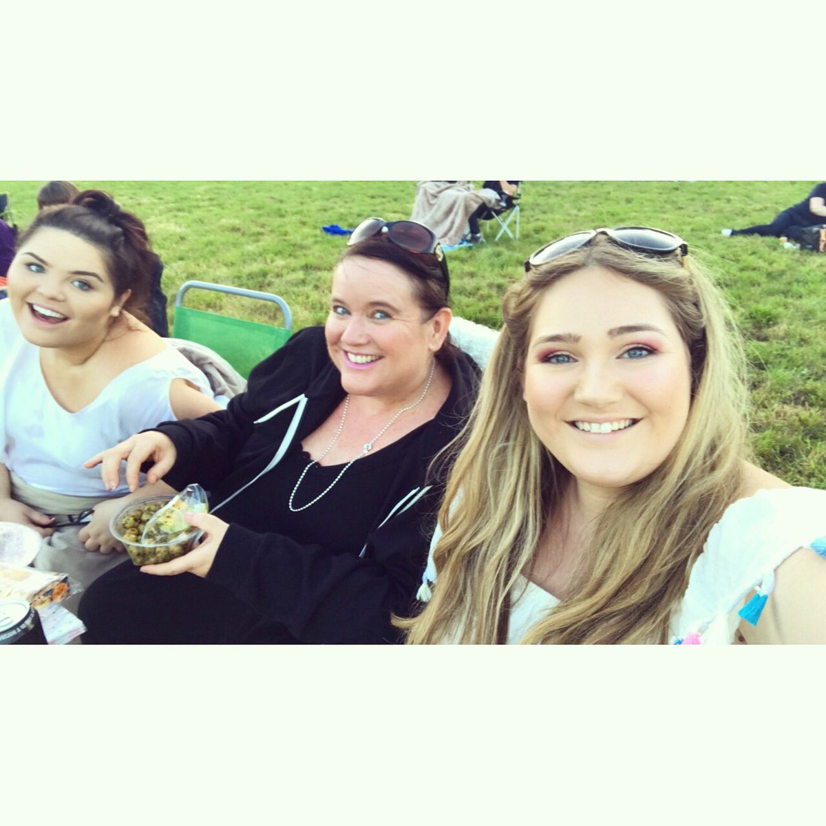 AmberRoseHaynes's tweet photo. @LutonHooHotel ready to watch @Bridget_Jones #WeAreSundown @SundownScreens #bankHoliYAY  🎥🥂 https://t.co/jADwu6vLzn