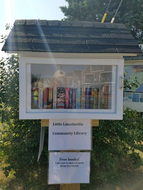 cmccannbt1's tweet photo. My sister found this little library at Lincolnvillle Beach in Maine! #BTSummerread https://t.co/pNuT3MEcnf