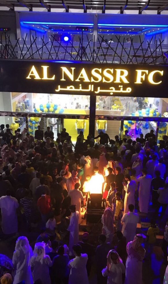 AlNassrFC's tweet photo. في حائل ، ووسط حضور جماهيري كبير .. تم اليوم #افتتاح_متجر_النصر_بحائل بحضور نجمي #العالمي خالد الغامدي وبرونو اوفيني .
#معاك_يانصر https://t.co/d7YmARFcd9