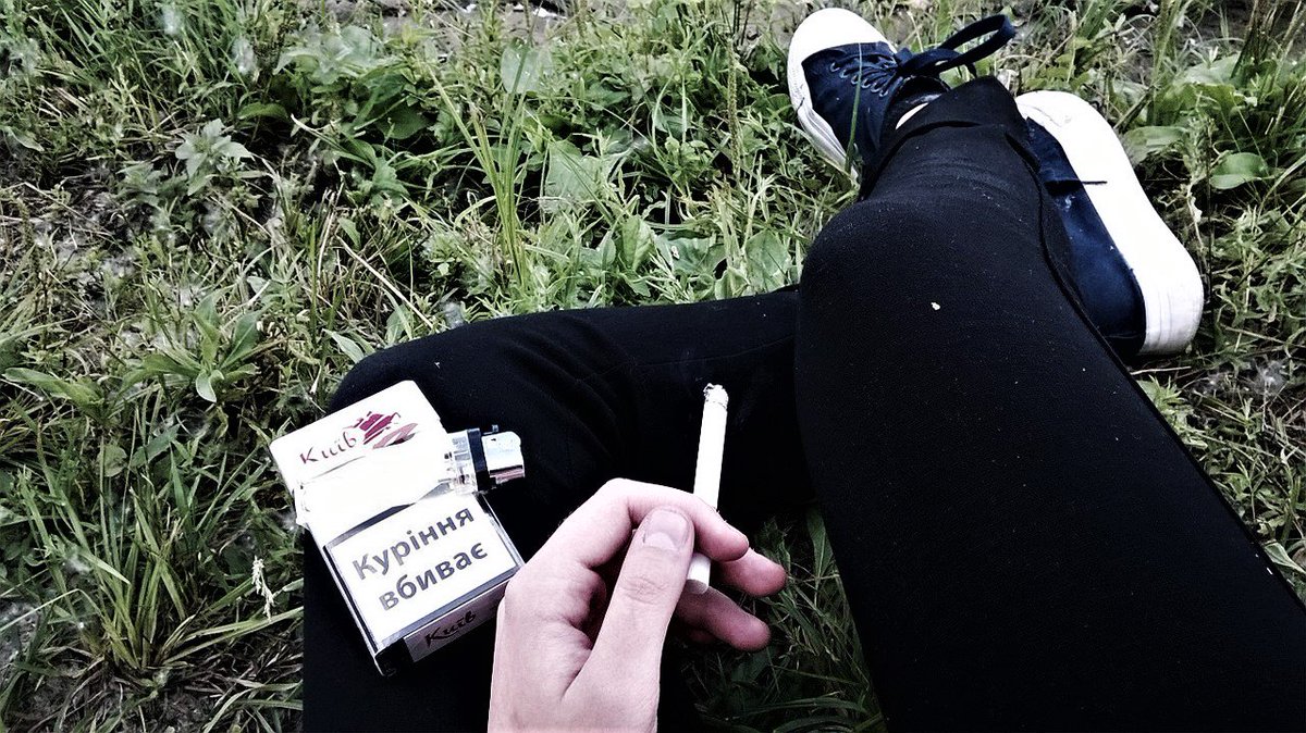 ShmelikBzh's tweet photo. В Питере - пить, в Киеве - "Киев" курить https://t.co/m7xIcsTWTc