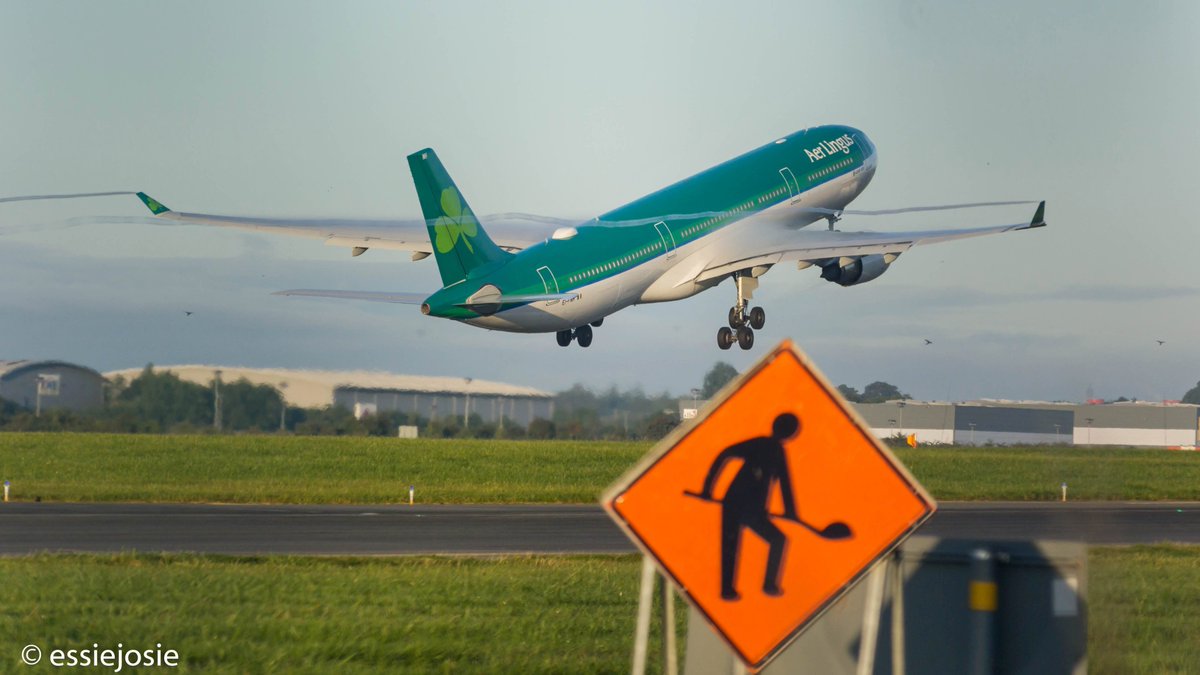 Essiejosie's tweet photo. #AerLingus EI-FNH A333 EI585 dep rwy 28 DUB/EIDW with some nice wingtip vortices yesterday morning #avgeeks #avgeek ✈️ https://t.co/QryUcuHdDw