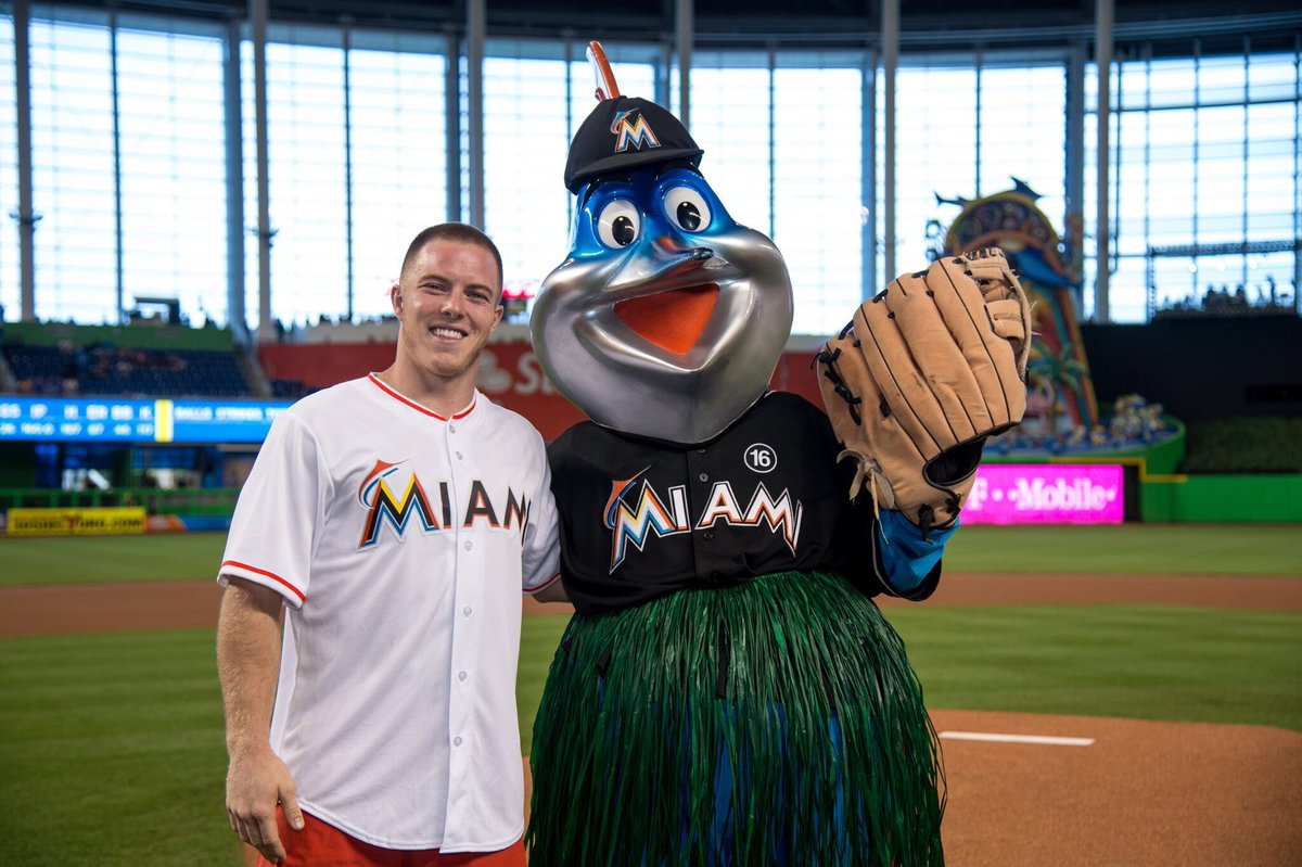 BillyTheMarlin's tweet photo. Is it too late for that summer bod, @nohlsen? 💪🐟 https://t.co/lYY4PHxZ8G