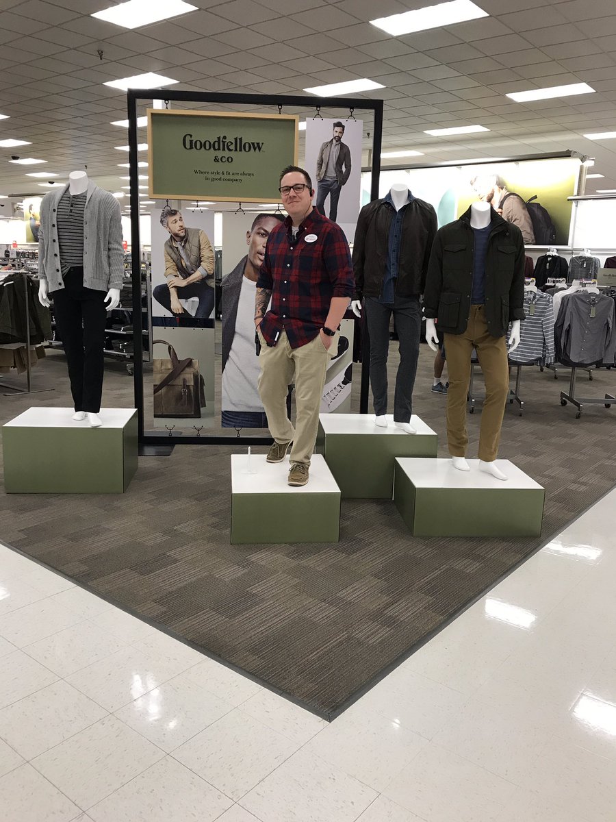Le_Anna3's tweet photo. Closing team is in and ready to continue selling our new brands!! #ItsANewDay #LookingGoodFellow https://t.co/oBaL2NKnqO