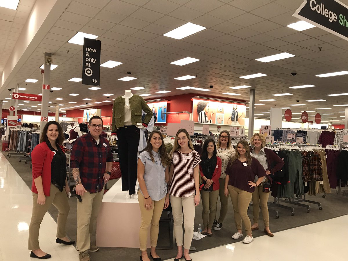 Le_Anna3's tweet photo. Closing team is in and ready to continue selling our new brands!! #ItsANewDay #LookingGoodFellow https://t.co/oBaL2NKnqO