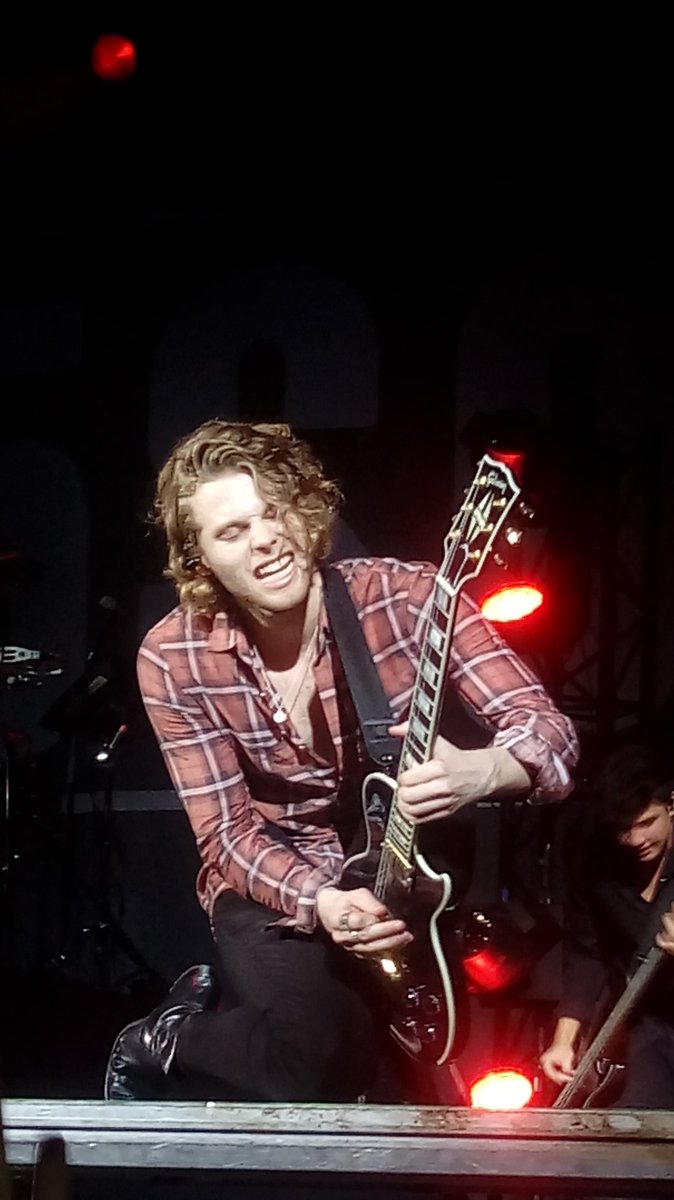 hobbitthair's tweet photo. Lukey boy!! What a frontman. FUCK. He owned that stage #5SOSMoscow #5sosRussia https://t.co/7LvLOG2q0i