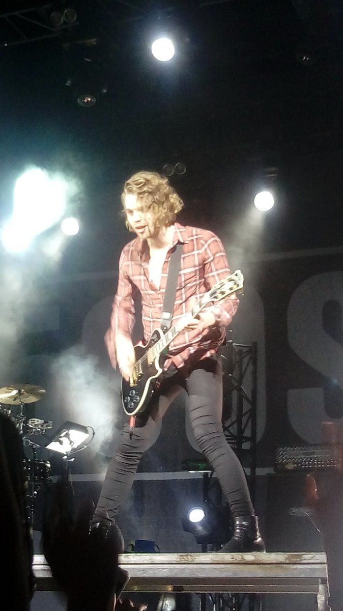 hobbitthair's tweet photo. Lukey boy!! What a frontman. FUCK. He owned that stage #5SOSMoscow #5sosRussia https://t.co/7LvLOG2q0i