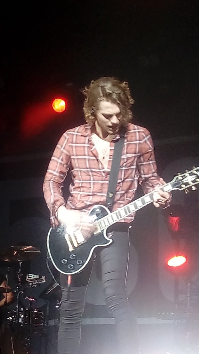 hobbitthair's tweet photo. Lukey boy!! What a frontman. FUCK. He owned that stage #5SOSMoscow #5sosRussia https://t.co/7LvLOG2q0i