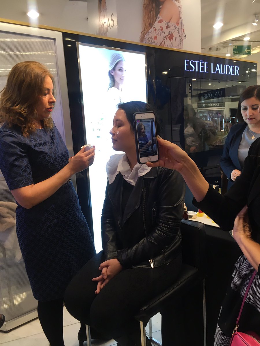 modamujeres's tweet photo. Gracias @makeupinsiders por la invitación a la clase de maquillaje en Estee Lauder ❣️ aprendí mucho y lo disfrute 👏🏻👌🏻  #EsteeChile #chile https://t.co/mIvicADqOA