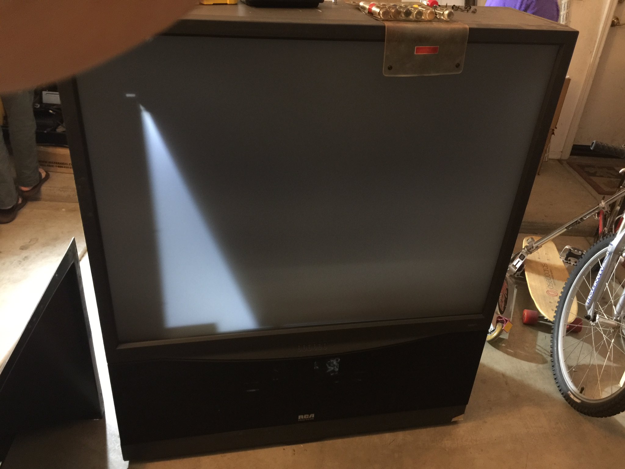 Voorman Millimeter Verbeelding Jim St. Leger on Twitter: "Great Sunday family project: disassembling an  old RCA rear projection TV. Learning how it works; getting Fresnel lens.  #unmake #video https://t.co/r4h6RjL09U" / Twitter