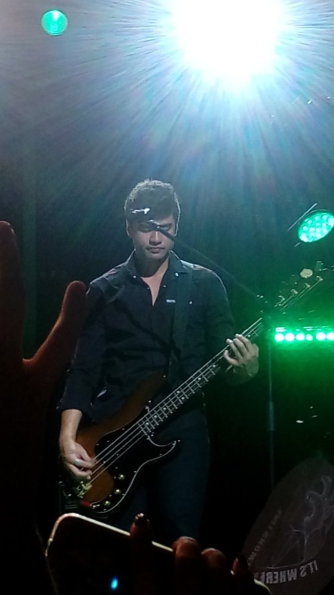 hobbitthair's tweet photo. This guy.. @Calum5SOS KILLED IT. Your side rocks! #5SOSMoscow #5sosrussia https://t.co/aw3a2R57RC