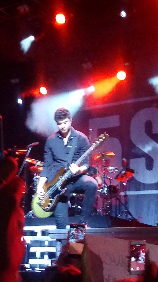 hobbitthair's tweet photo. This guy.. @Calum5SOS KILLED IT. Your side rocks! #5SOSMoscow #5sosrussia https://t.co/aw3a2R57RC