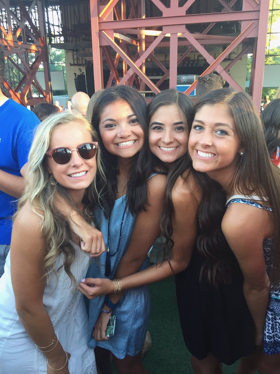 allisonedelen's tweet photo. Happy bday @_sarahrichey_💛💓 So glad I get to see ya around the dorm lots:-)) love ya!! https://t.co/S9FKrEtYQs