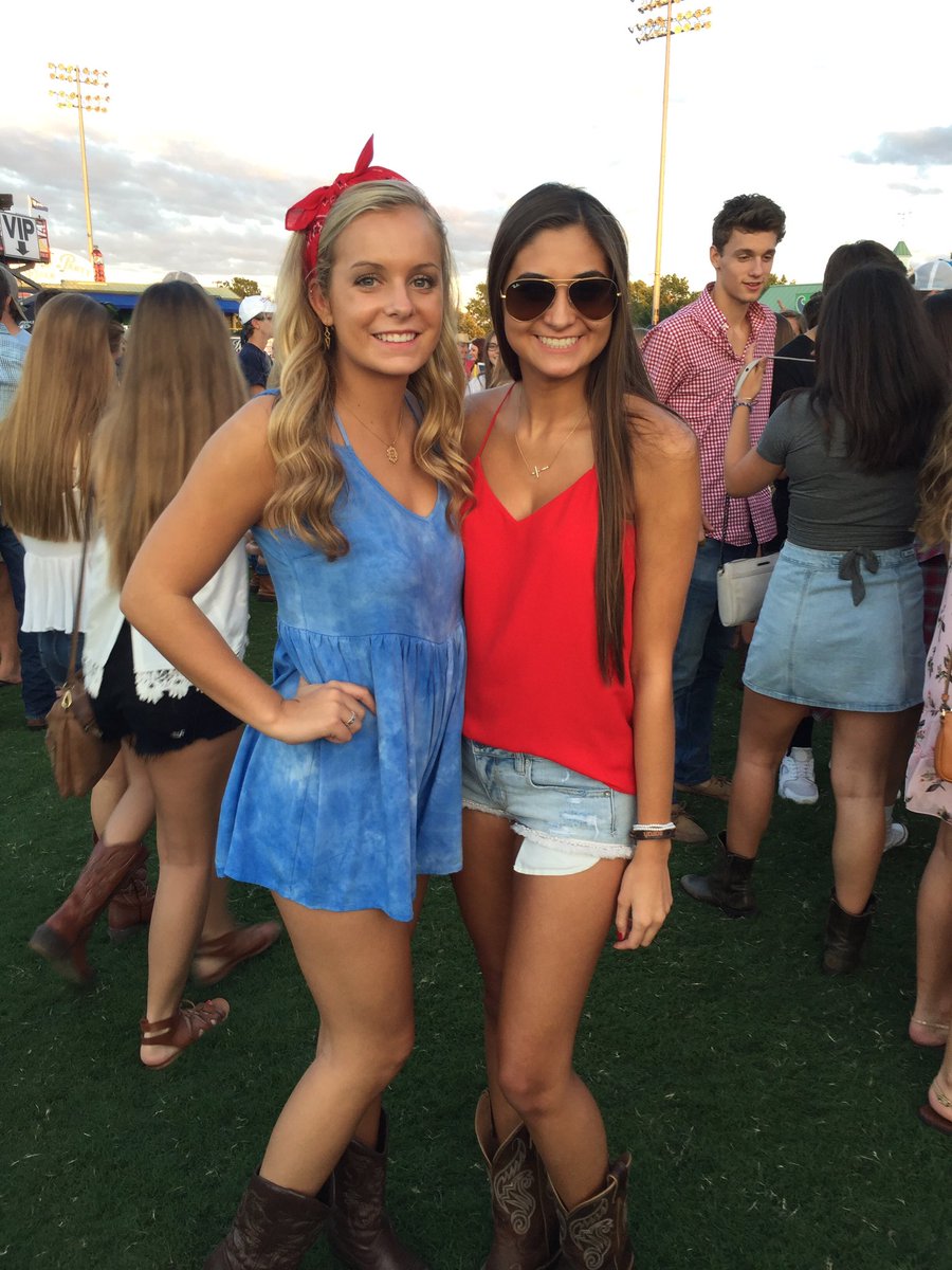 allisonedelen's tweet photo. Happy bday @_sarahrichey_💛💓 So glad I get to see ya around the dorm lots:-)) love ya!! https://t.co/S9FKrEtYQs