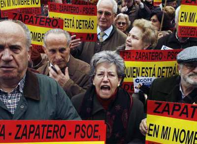 ktgnr28's tweet photo. Independentistas catalanes politizando una manifestación tras un brutal atentado terrorista. https://t.co/CLfN0FTQEp