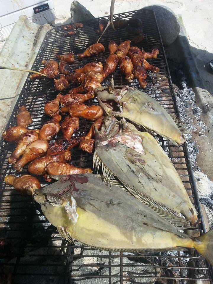 _matiti's tweet photo. Yesterdays picnic w/the Ministers 😎 #foodoverload #alcoholoverload https://t.co/xzfyYb2cTc
