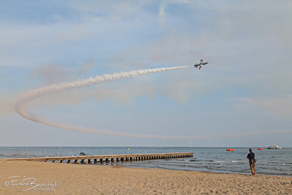 Photosystemnet's tweet photo. Pony 10 #FrecceTricolorinelCuore #latuasquadrachevola #pony10 #jesoloairshow #ae339 https://t.co/IcOXoObJry