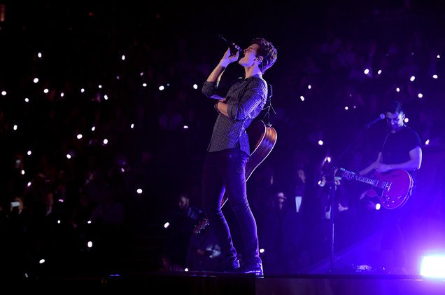 billboard's tweet photo. Shawn Mendes lights up #VMAs with electric "There's Nothing Holdin' Me Back" https://t.co/HIQuPBBVgm https://t.co/oHmdfTzfTj