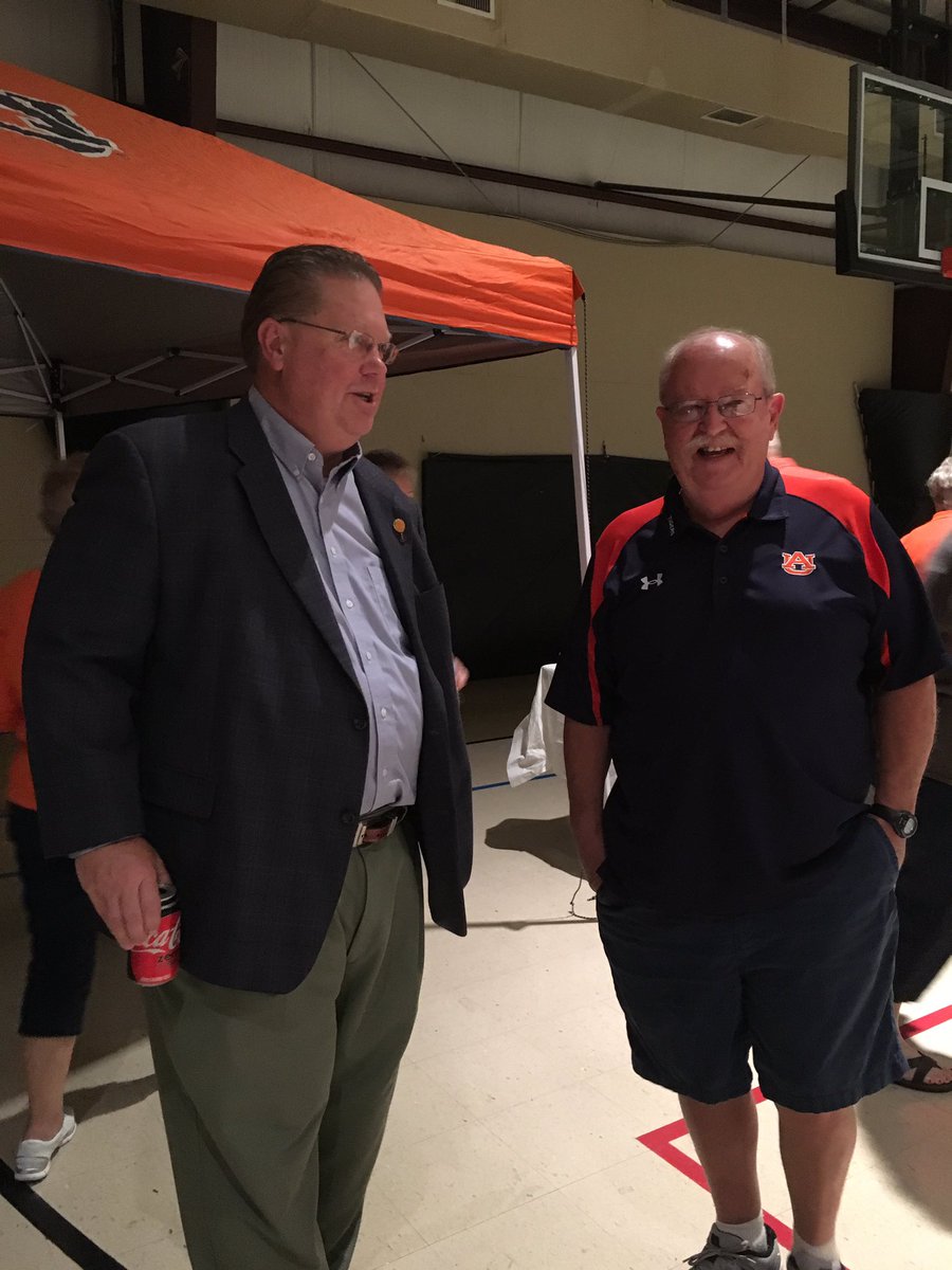 ChiltonAUClub's tweet photo. Fun time at the Chilton Auburn Club. Andy Burcham, locker room host for the Auburn Sports Network, was the guess speaker. https://t.co/xpJxavc9H1