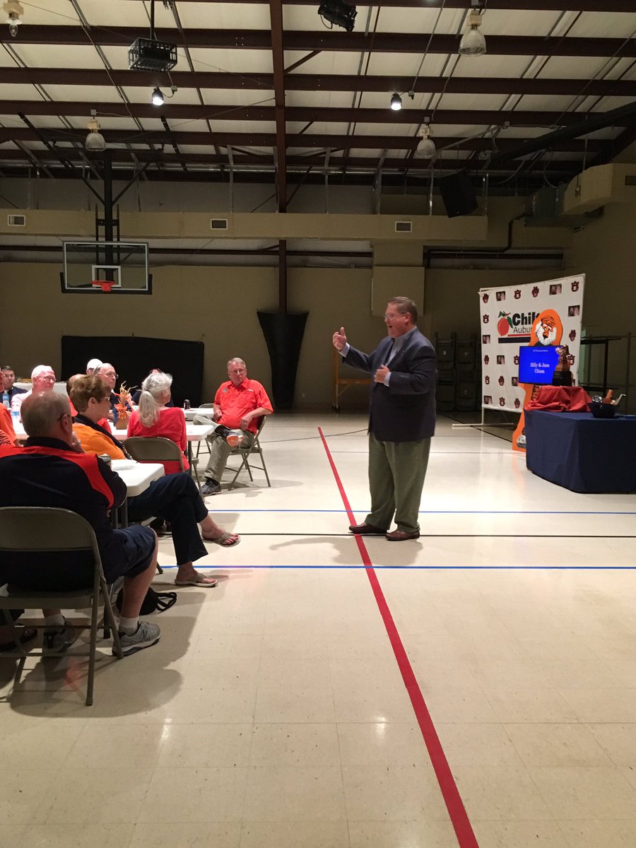 ChiltonAUClub's tweet photo. Fun time at the Chilton Auburn Club. Andy Burcham, locker room host for the Auburn Sports Network, was the guess speaker. https://t.co/xpJxavc9H1