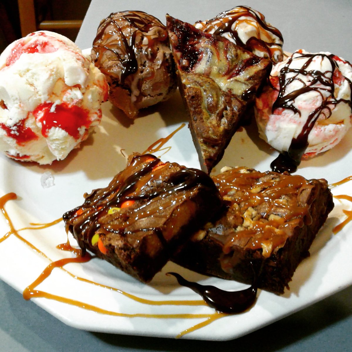 AJLester11's tweet photo. FUDGY HOT BROWNIE SUNDAE 😍😙😎 #FUDGY #AF #PBcup #CaramelKiss #CheeseCake #BROWNIES #Sberry #Choc #PBPie #IceCream #SundayFundayYumday https://t.co/DCbt8yMoia