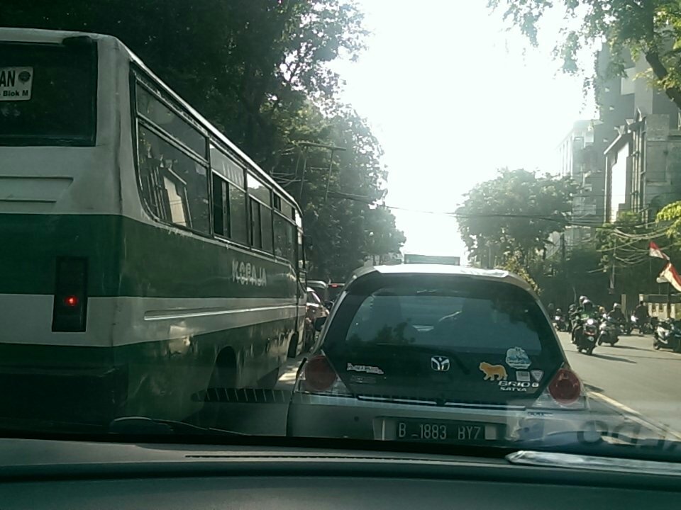 Ini antrian dr arah tanah abang ke sarinah.. 20 mnt blm ktm sama lampu merahnya.. pdhal jln thamrin kosong terus <a href="/TMCPoldaMetro/">TMC Polda Metro Jaya</a> <a href="/DKIJakarta/">Pemprov DKI Jakarta</a>
