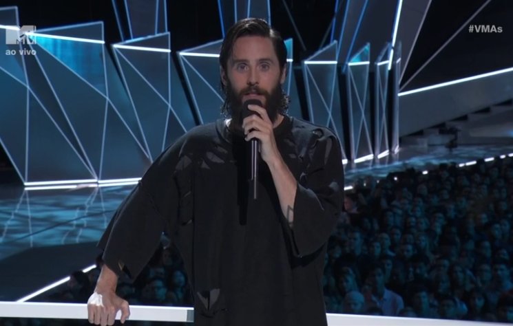 We_Are_One_Mars's tweet photo. " You're not alone" - @JaredLeto at #VMAs talking about @ChesterBe 
#RIPChester #MarsOnVMAs https://t.co/pFOb0LgjR2