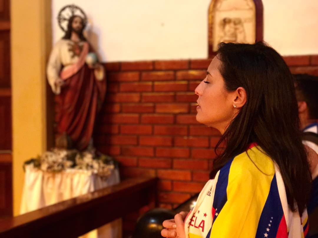_patricialorena's tweet photo. Esta lucha también es espiritual. Llevamos en nuestros corazones a cada héroe al cual la dictadura le arrebato la vida. ¡Haremos justicia! https://t.co/PMQGe397EU