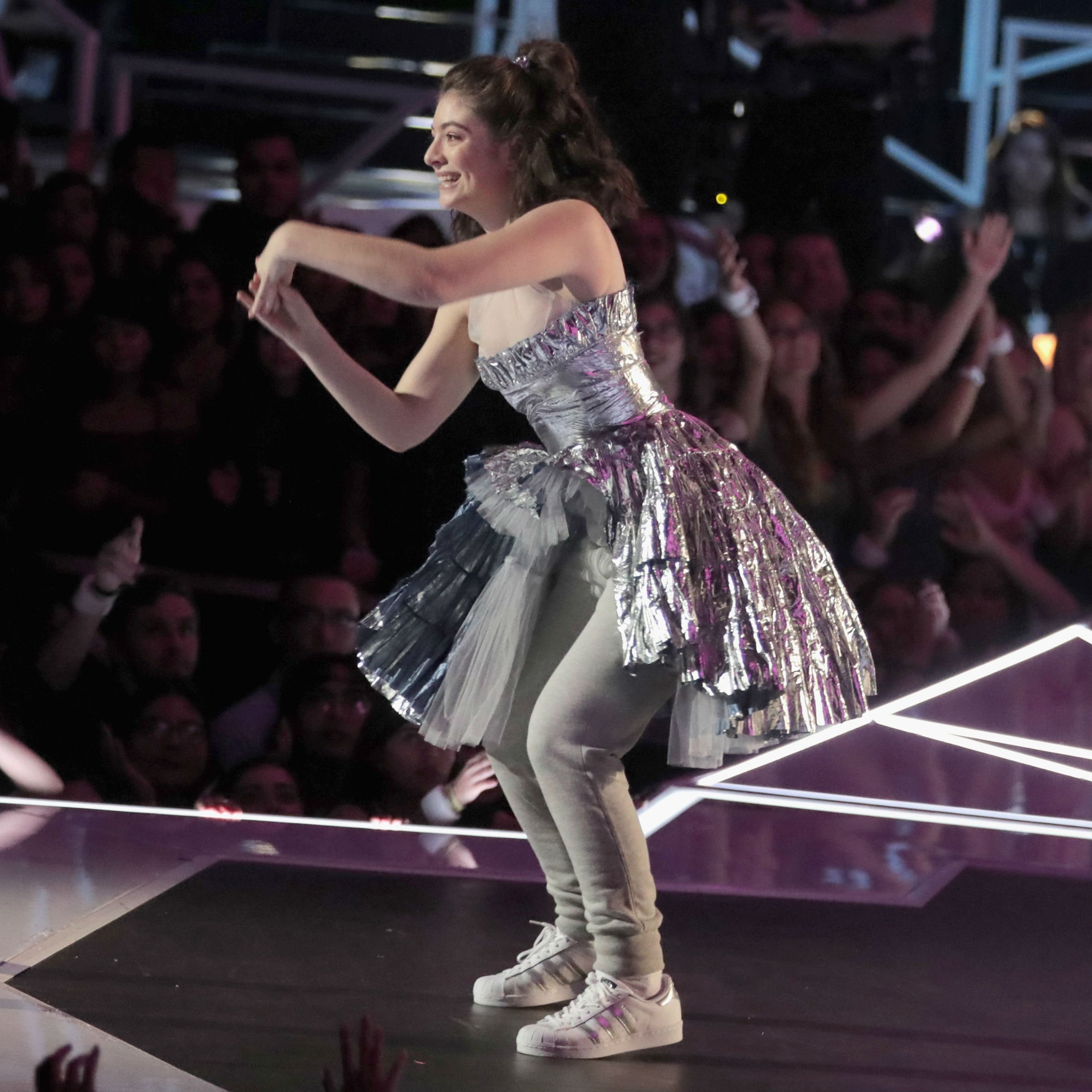 SoleCollector on X SoleWatch Lorde performs in the Adidas Superstar at the VMAs https t KRAOsYFAOd X