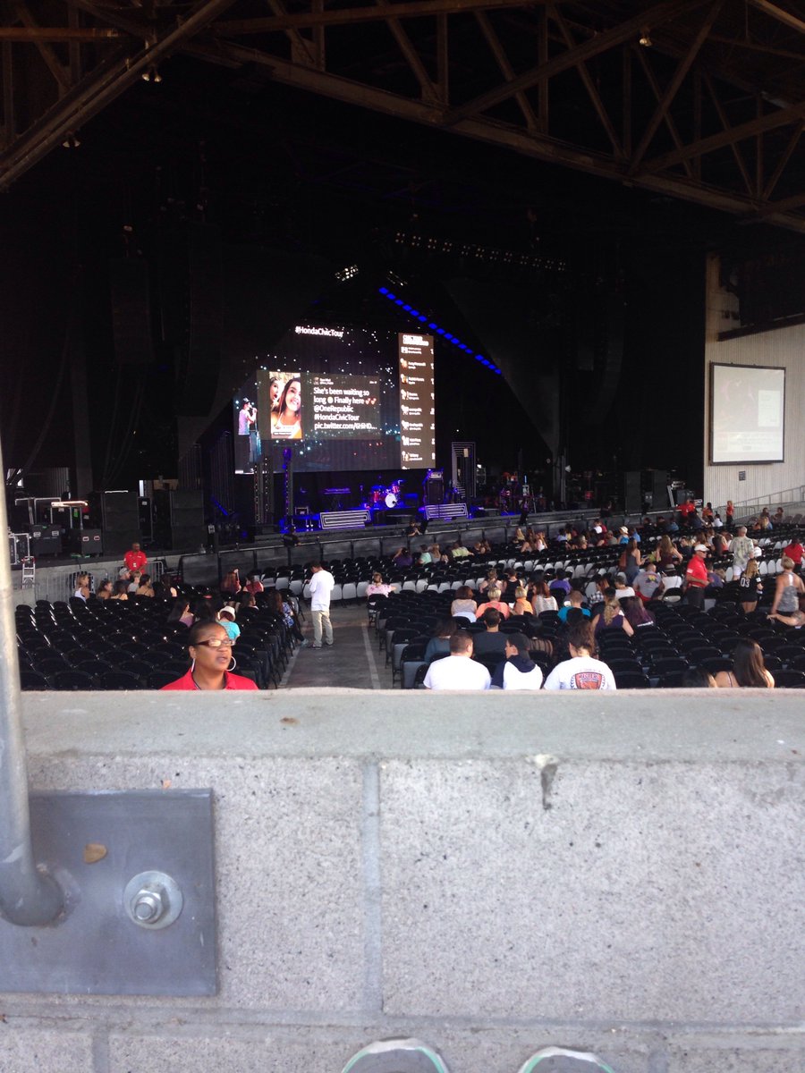 ErinBlackoak's tweet photo. #HondaCivicTour Loving my One Republic seats!! This heats killin me but nothing can ruin this concert tonight!! #OneRepublic https://t.co/v5S8Vx67dR
