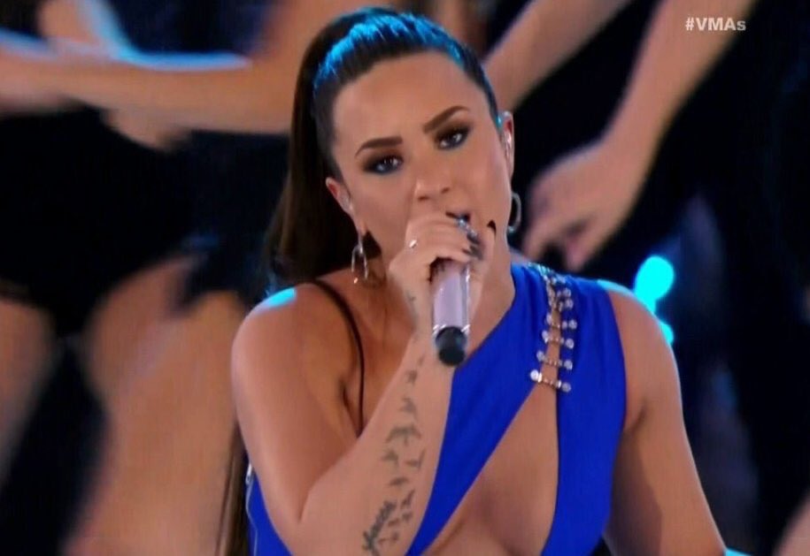 federicodevito's tweet photo. Mais um dia, mais uma performance poderosíssima. Amém Demi Lovato 😍 #VMAs https://t.co/CpfPlespoa