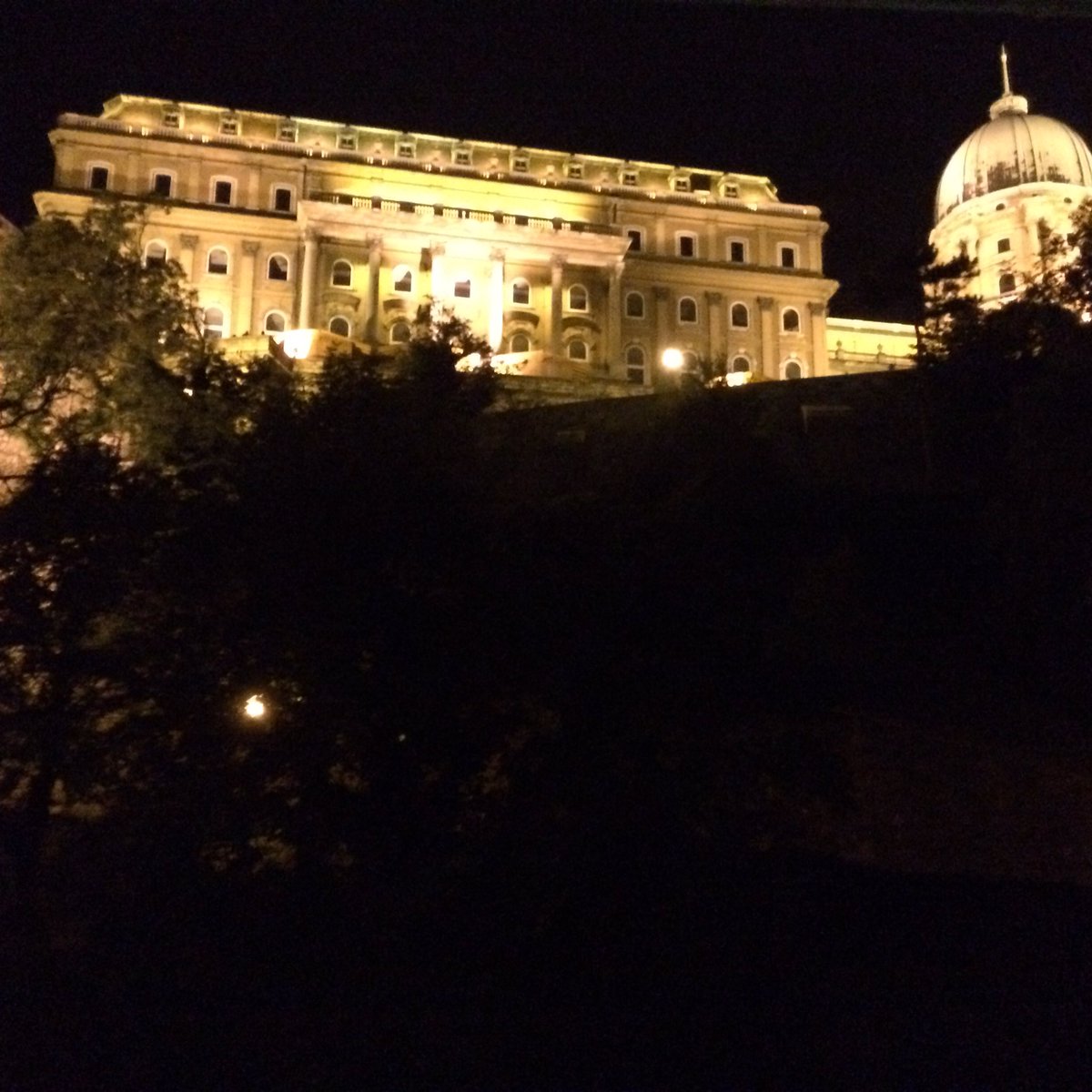 SutherlandIan's tweet photo. Nighttime elevates the charm of #Budapest https://t.co/vPiFpAnrRe