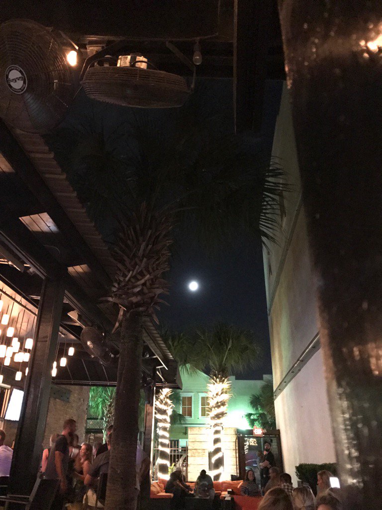 jerrycurry7's tweet photo. #moonsetovercharleston https://t.co/aF2rD2SGfK
