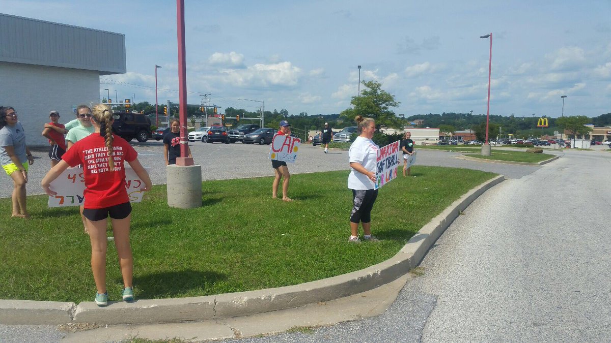 SuskySoftball's tweet photo. Thank you to everyone who supported and donated for the Susky Softball Team!! (especially the guy who bought us milkshakes) https://t.co/MTvGbYIXWv