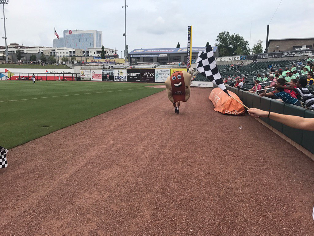 BaronsTopDog's tweet photo. Hey @YESTheChef looks like things are all tied up once again in the @AllSouthApp #FastFoodRace Standings. https://t.co/WLAcLIoV2e