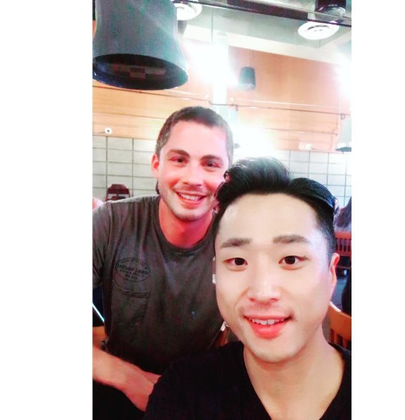 LogandraPoland's tweet photo. #NewPhoto| Logan Lerman with fan in Los Angeles. 
,,#loganlerman #ktown #furythemovie 
I love his acting!! 그와중에 내 얼굴 엄청크네..ㅜㅜ'' https://t.co/matR0WPPCm