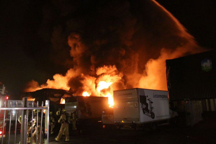 WestlandersNu's tweet photo. Zeer grote brand DenHoorn. Veel brandweer aanwezig om deze brand te bestrijden en nog steeds worden er hulpdiensten opgeroepen. https://t.co/7JeIjoeTh0