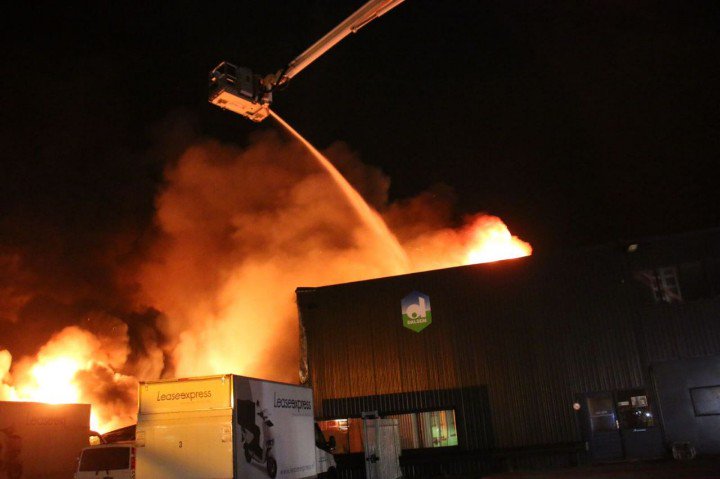 WestlandersNu's tweet photo. Zeer grote brand DenHoorn. Veel brandweer aanwezig om deze brand te bestrijden en nog steeds worden er hulpdiensten opgeroepen. https://t.co/7JeIjoeTh0