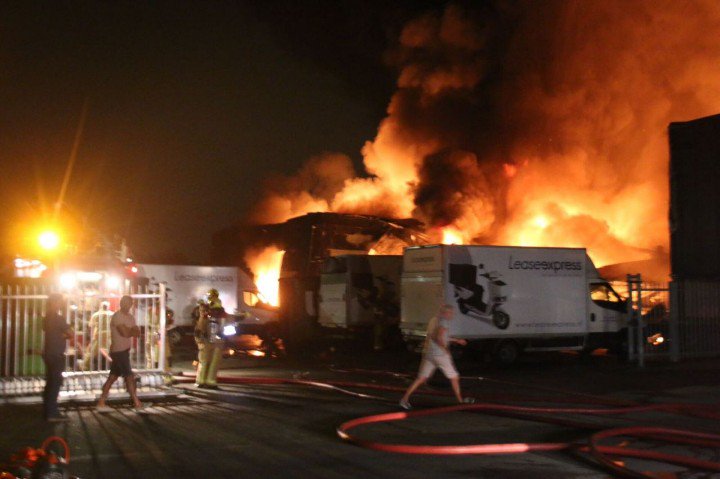 WestlandersNu's tweet photo. Zeer grote brand DenHoorn. Veel brandweer aanwezig om deze brand te bestrijden en nog steeds worden er hulpdiensten opgeroepen. https://t.co/7JeIjoeTh0