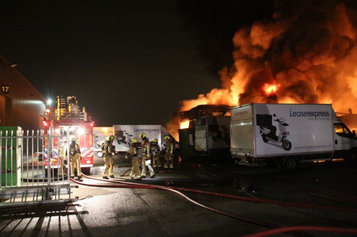 WestlandersNu's tweet photo. Zeer grote brand DenHoorn. Veel brandweer aanwezig om deze brand te bestrijden en nog steeds worden er hulpdiensten opgeroepen. https://t.co/7JeIjoeTh0