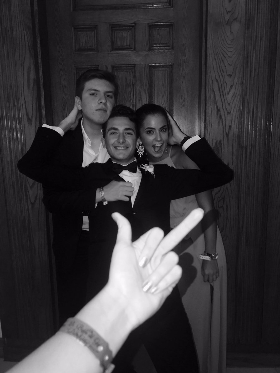 stephimartinezz's tweet photo. sus idiotesas son la razón por cual tengo un six pack #itsametaphor #debutt @jocelynalemaan @Dante___S @alyboek https://t.co/dPqFlGQ5xV