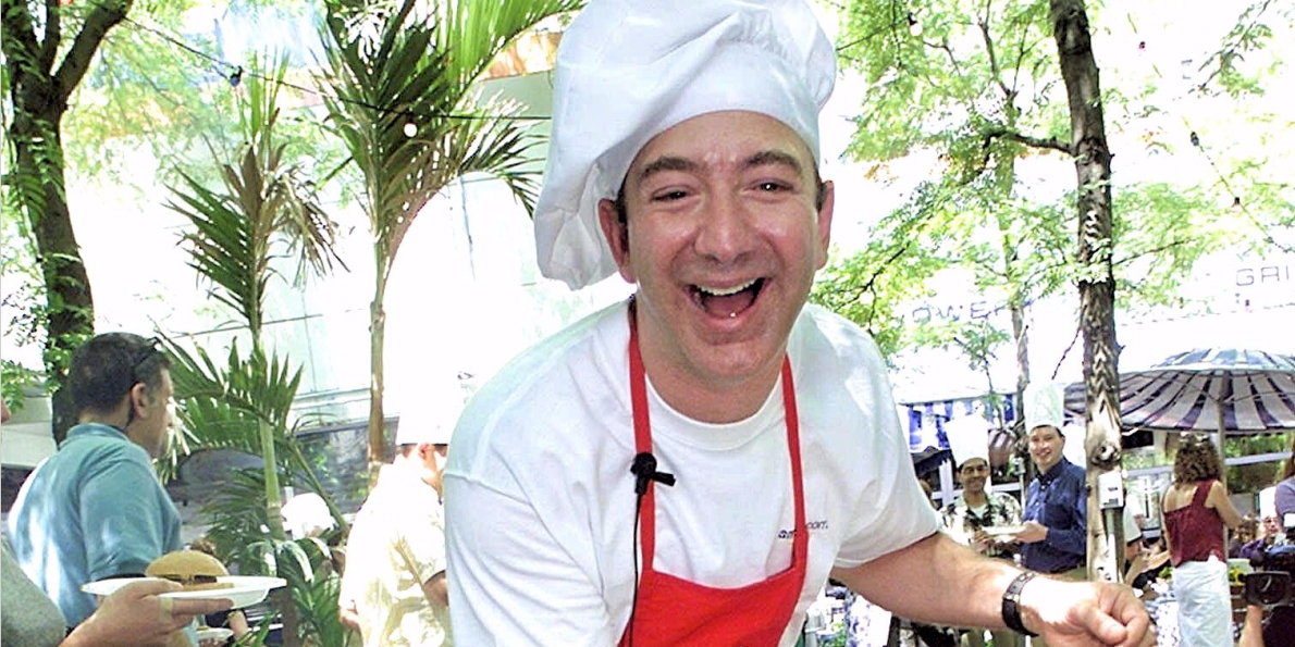 millenefits's tweet photo. From fry-cook at McDonalds to waitress at Hooters, here are the unglamorous first jobs of 24 successful people - https://t.co/SVdf4RKeG7 https://t.co/8Ai8y5x1s6