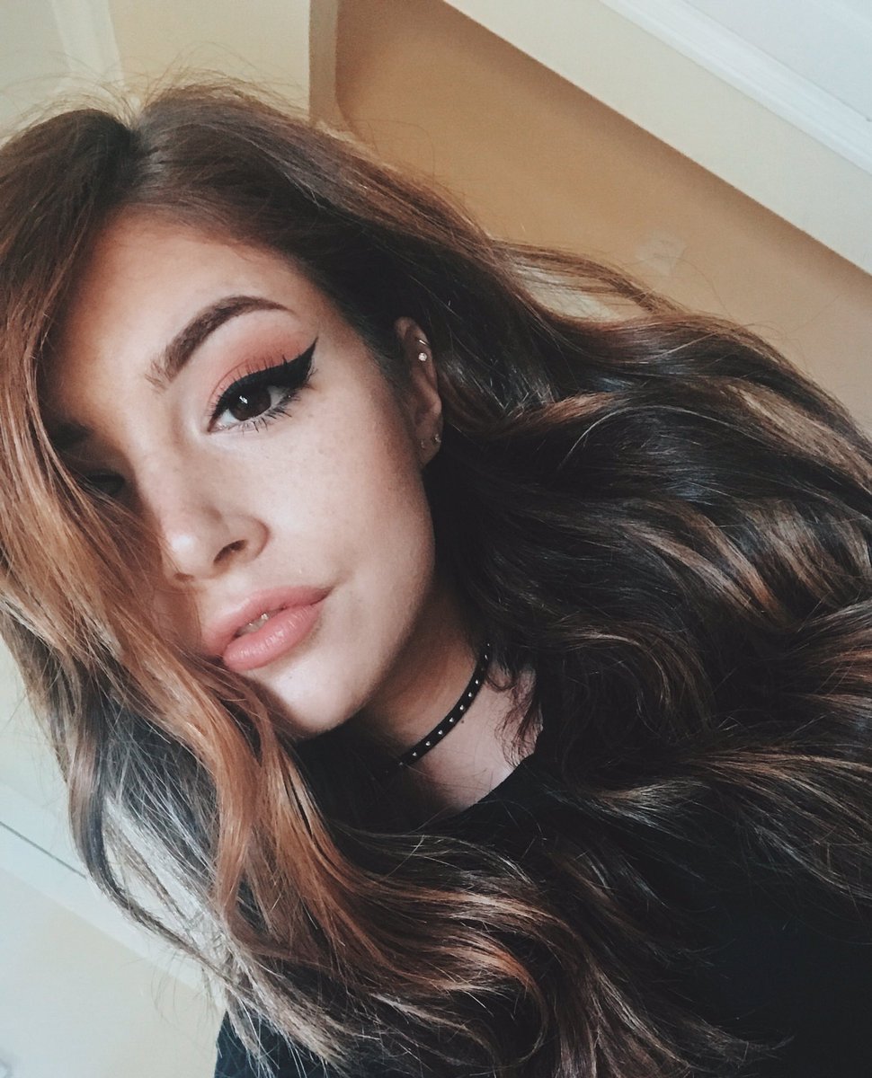 Chrissy's black choker is available and in stock on Etsy etsy.com/listing/494213…