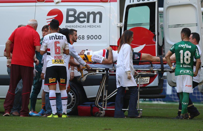 SaoPauloFC's tweet photo. Atacante @PrattoLucas12 passa bem após susto no clássico

https://t.co/D6CtQIDLyB https://t.co/3HtPLR5pD8