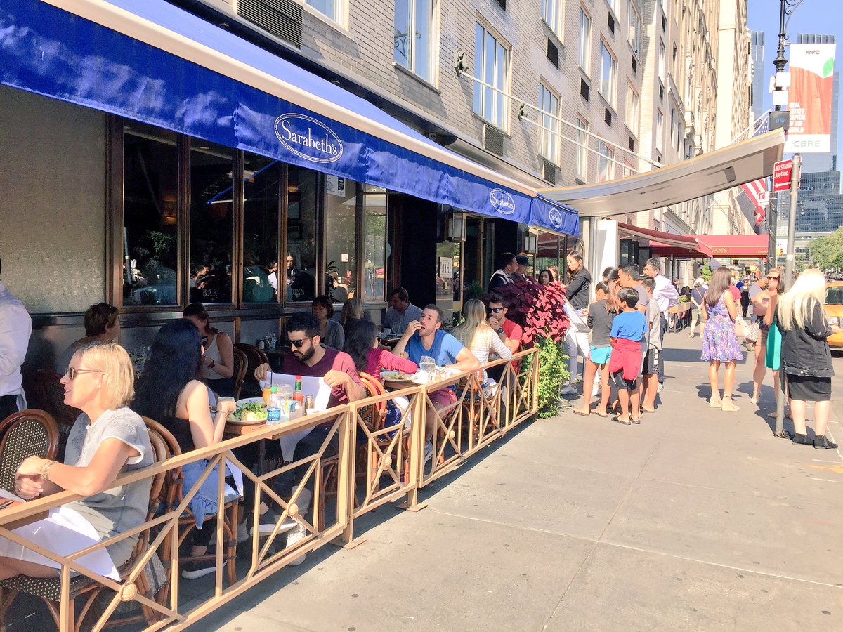 EnterpriseFood's tweet photo. Sarabeth's
NY/40 Central Park S
4.5
ブランチで有名なサラベスズ。5店舗ある内の１つ。燻製サーモンのスクランブルエッグとパンプキンのマフィン。結構な量。濃厚な味で美味しいが、特にバターが旨い。接客が良いし、テラスで食べれるのも気持ち良い。 https://t.co/QtnRPWQ4pl
