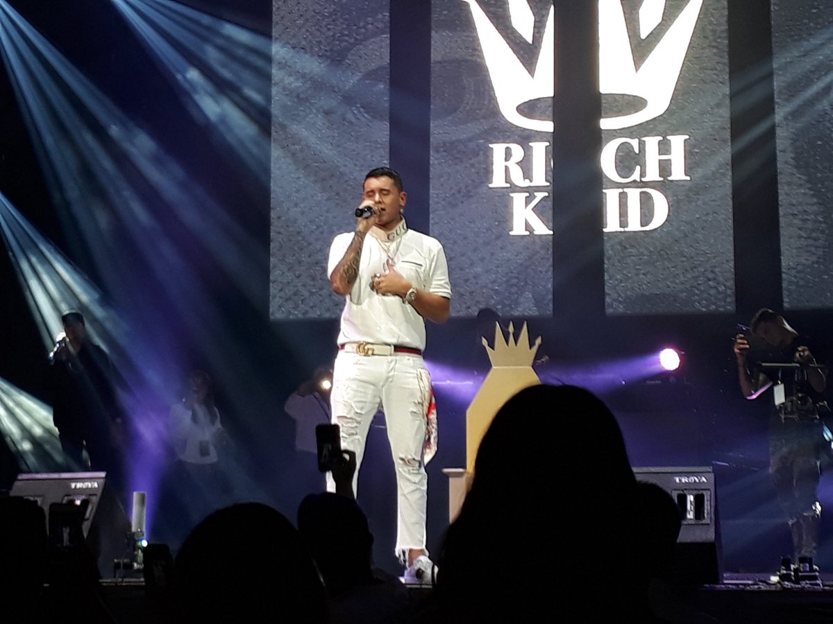LizOlvera5's tweet photo. El mejor día de mi vida😍Por fin te conocí, te amo mi amor😭
@KEVINROLDAN #TheNewKingTour #KevinRoldán #KR 👑 #ArenaMonterrey @ArenaMtyOficial https://t.co/Iuqdi3sHPk