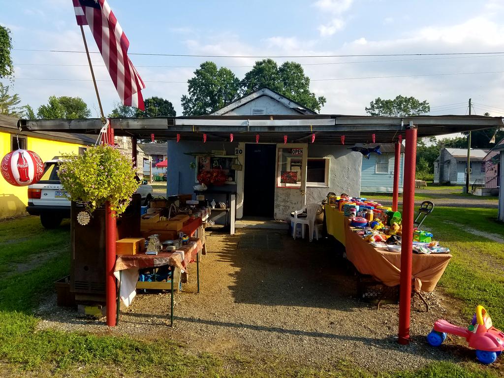 flipitover's tweet photo. The store is coming along, things are getting in order #FleaMarketFlip #collectables #VintageSundays #lunchbox #antiquesroadshow https://t.co/byLWkNusJt