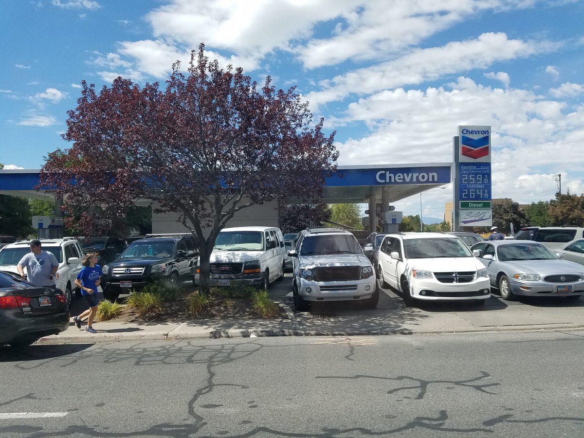ElFordero's tweet photo. Thanks @Chevron for using your station for parking. I'm sure your customers didn't need gas for a few hours...
 #BYUFootball #ihatesports https://t.co/R4ctOjhYHp