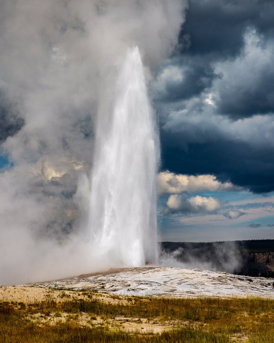 JustinSteeley's tweet photo. 28/30: Storms roll in over Old Faithful Geyser in the Upper Basin of @YellowstoneNPS Shot on @CanonUSA https://t.co/yQ27tgL3Sb