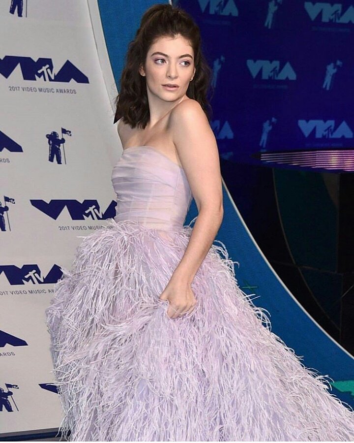 TeamLordePanama's tweet photo. #VMAs Red Carpet. #Lorde #Melodrama @mas23tv https://t.co/dkVgqzc52g