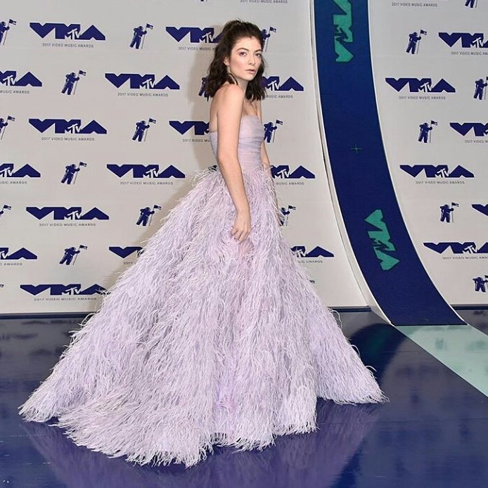 TeamLordePanama's tweet photo. #VMAs Red Carpet. #Lorde #Melodrama @mas23tv https://t.co/dkVgqzc52g
